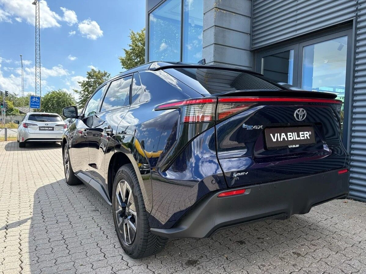 Blå Toyota BZ4X fra 2026