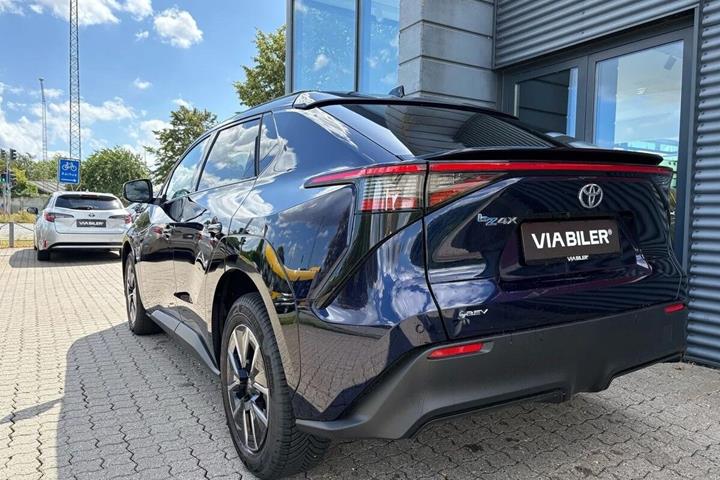 Blå Toyota BZ4X fra 2026