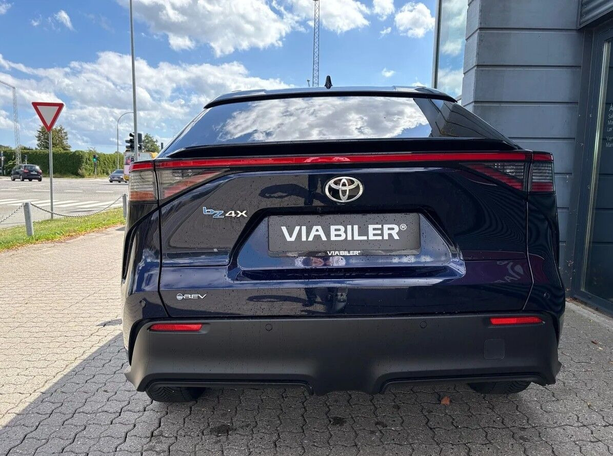 Blå Toyota BZ4X fra 2026