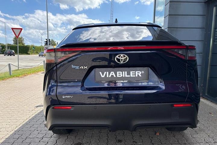 Blå Toyota BZ4X fra 2026