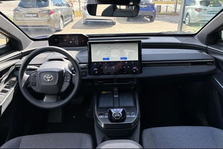 Blå Toyota BZ4X fra 2026