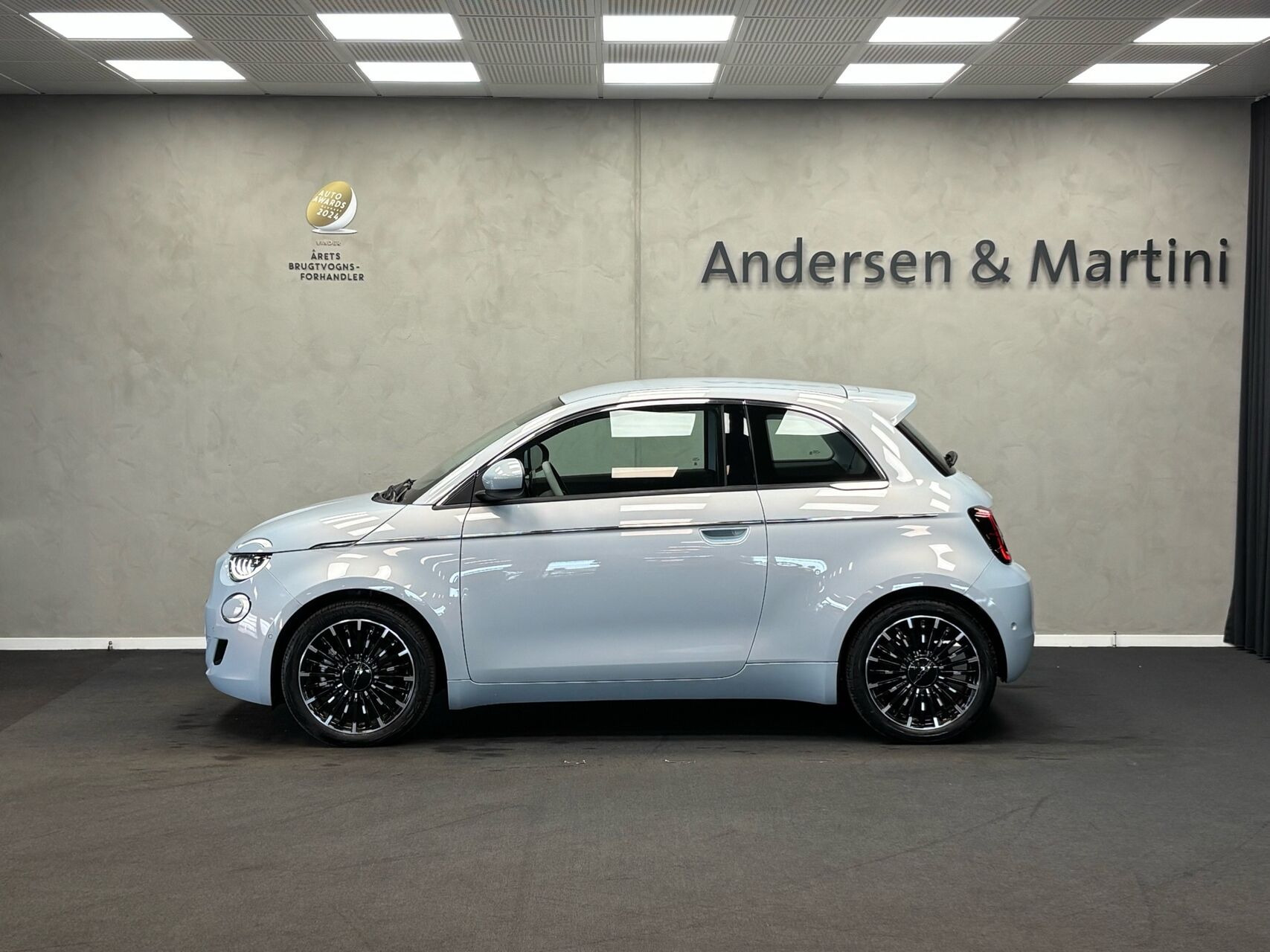 Blå Fiat 500e fra 2023
