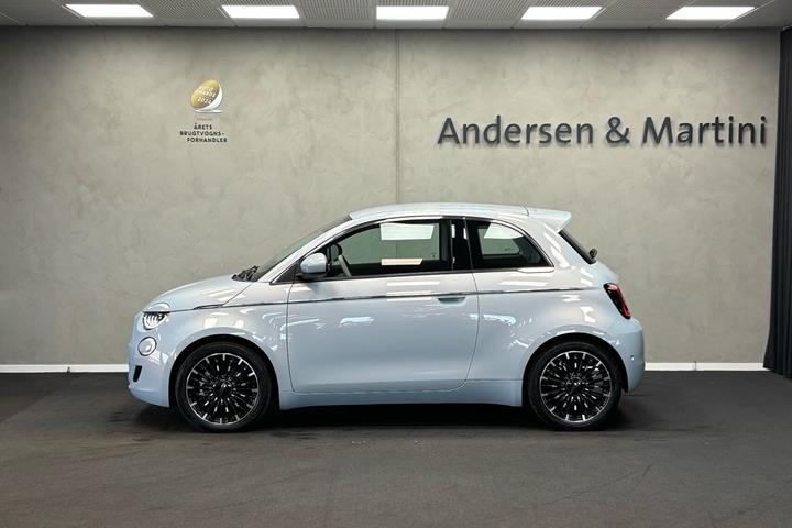 Blå Fiat 500e fra 2023