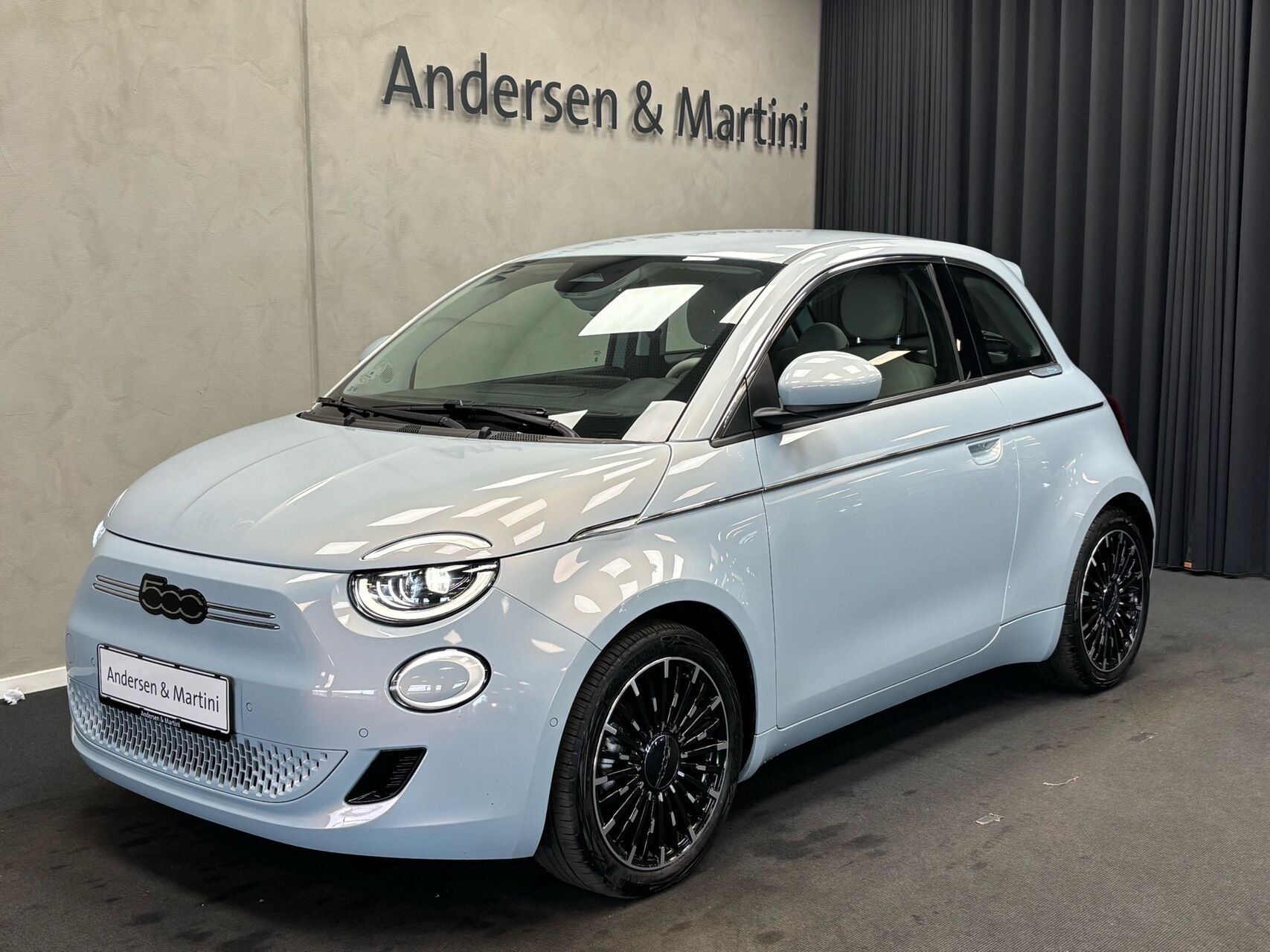Blå Fiat 500e fra 2023