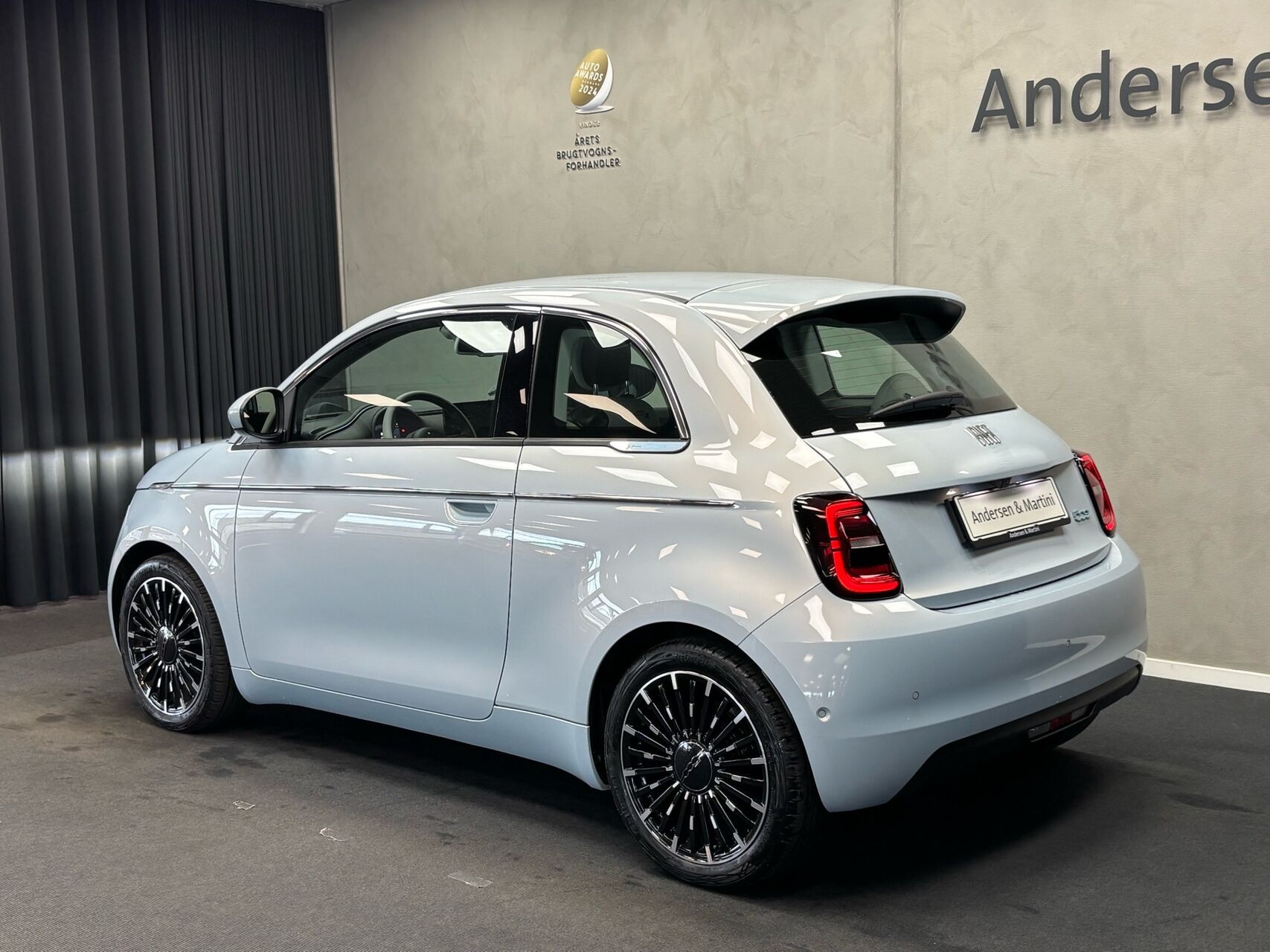 Blå Fiat 500e fra 2023