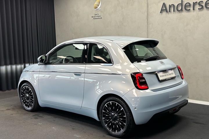Blå Fiat 500e fra 2023