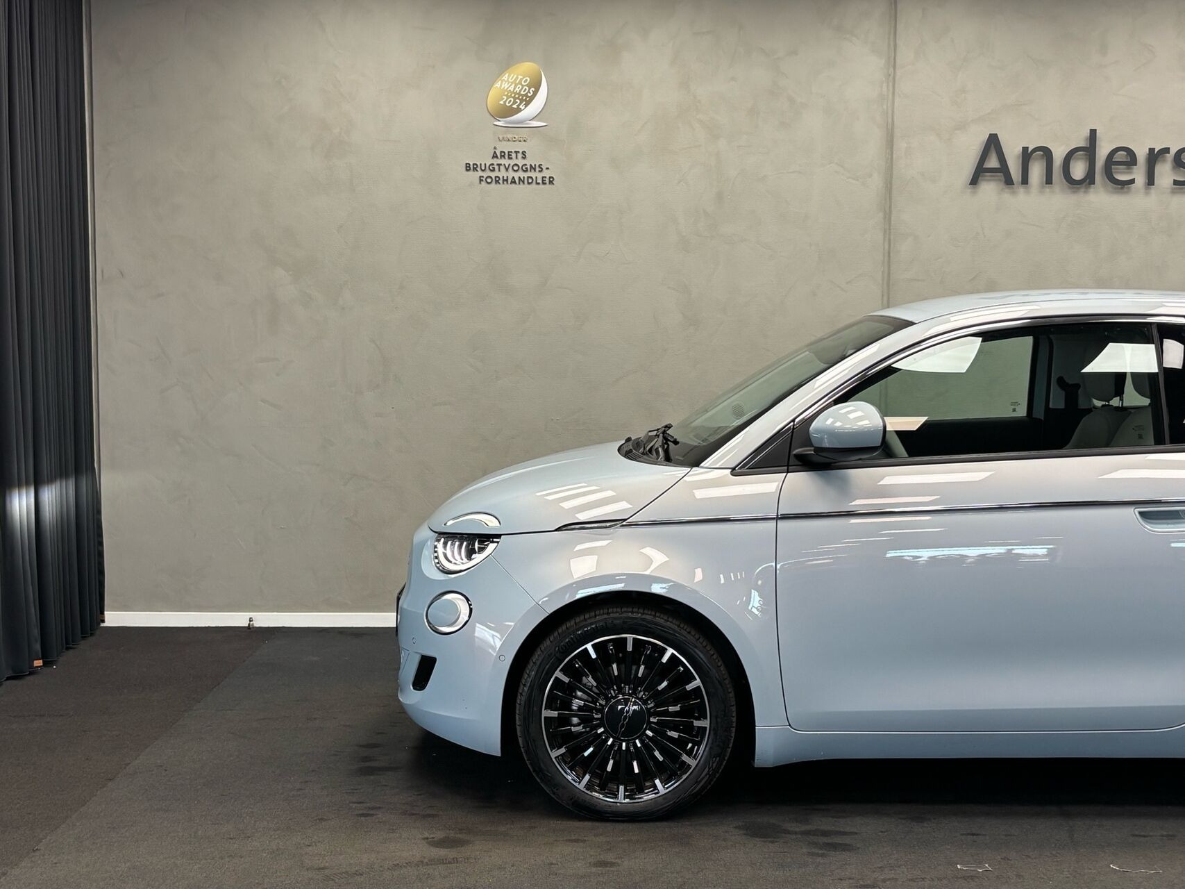 Blå Fiat 500e fra 2023
