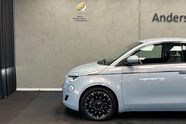 Blå Fiat 500e fra 2023