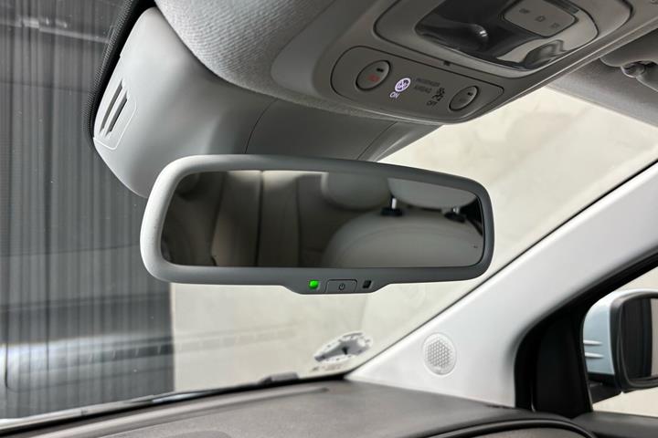 Blå Fiat 500e fra 2023