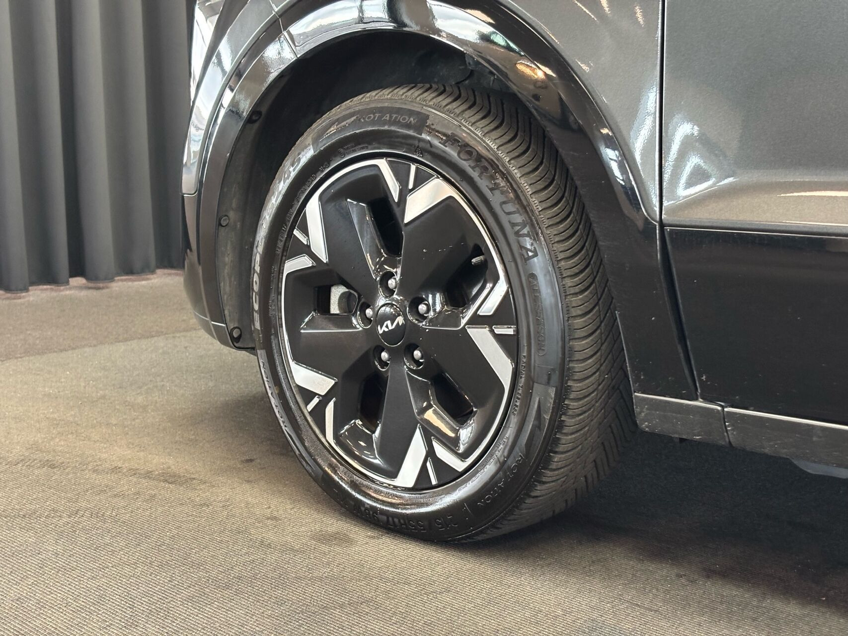 Grå Kia Niro EV fra 2025