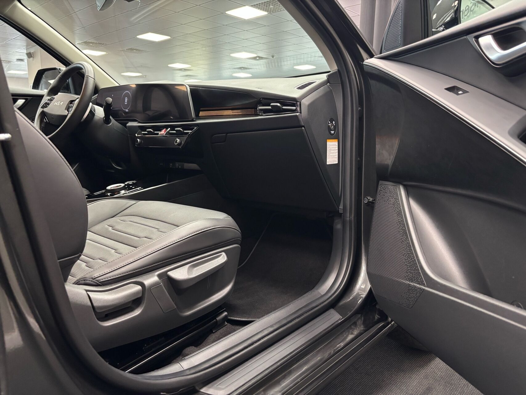 Grå Kia Niro EV fra 2025