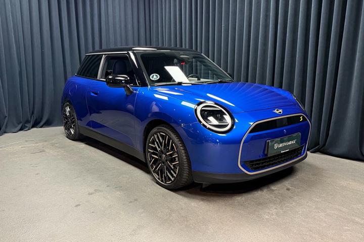 Blå Mini Cooper fra 2024