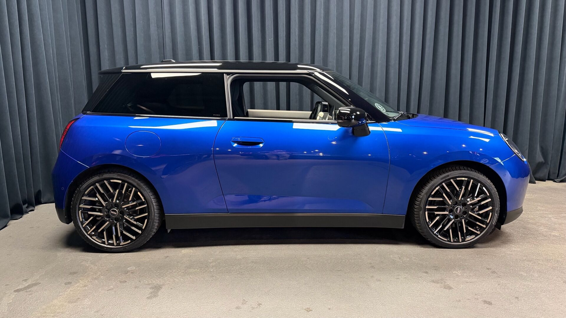 Blå Mini Cooper fra 2024