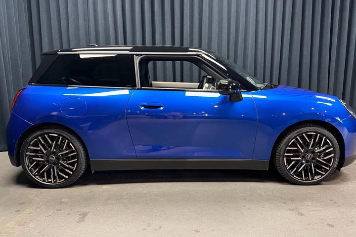 Blå Mini Cooper fra 2024