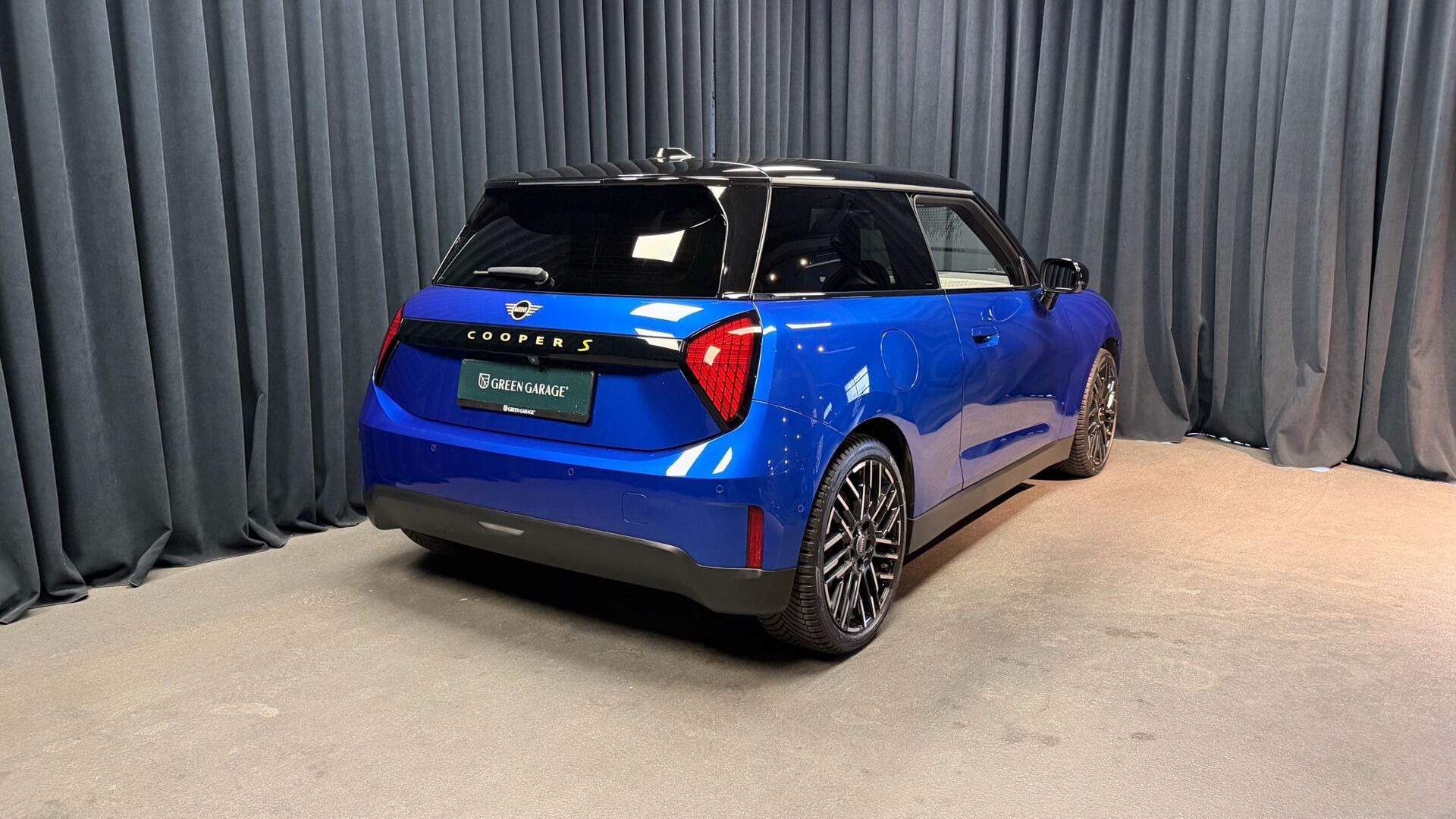 Blå Mini Cooper fra 2024