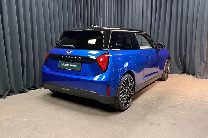 Blå Mini Cooper fra 2024