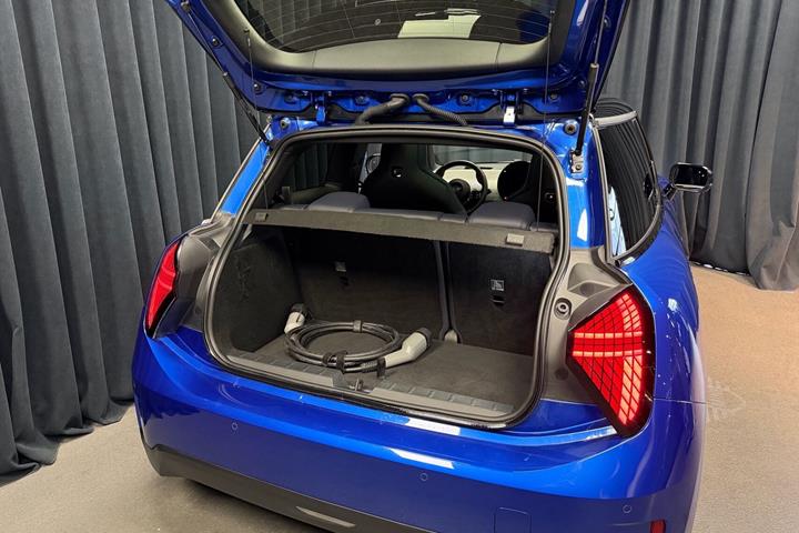 Blå Mini Cooper fra 2024