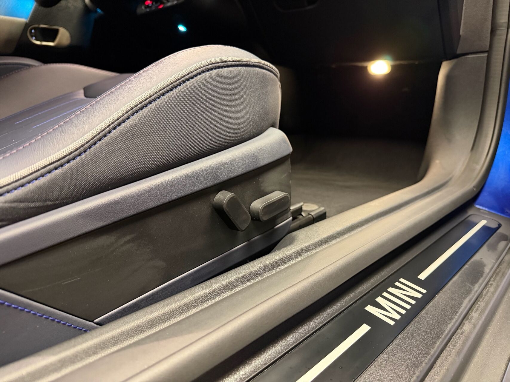 Blå Mini Cooper fra 2024