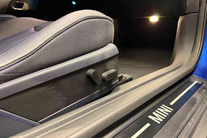 Blå Mini Cooper fra 2024