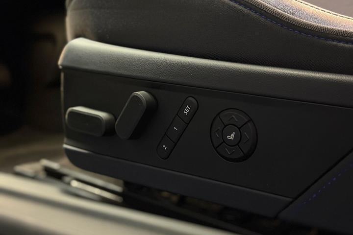 Blå Mini Cooper fra 2024