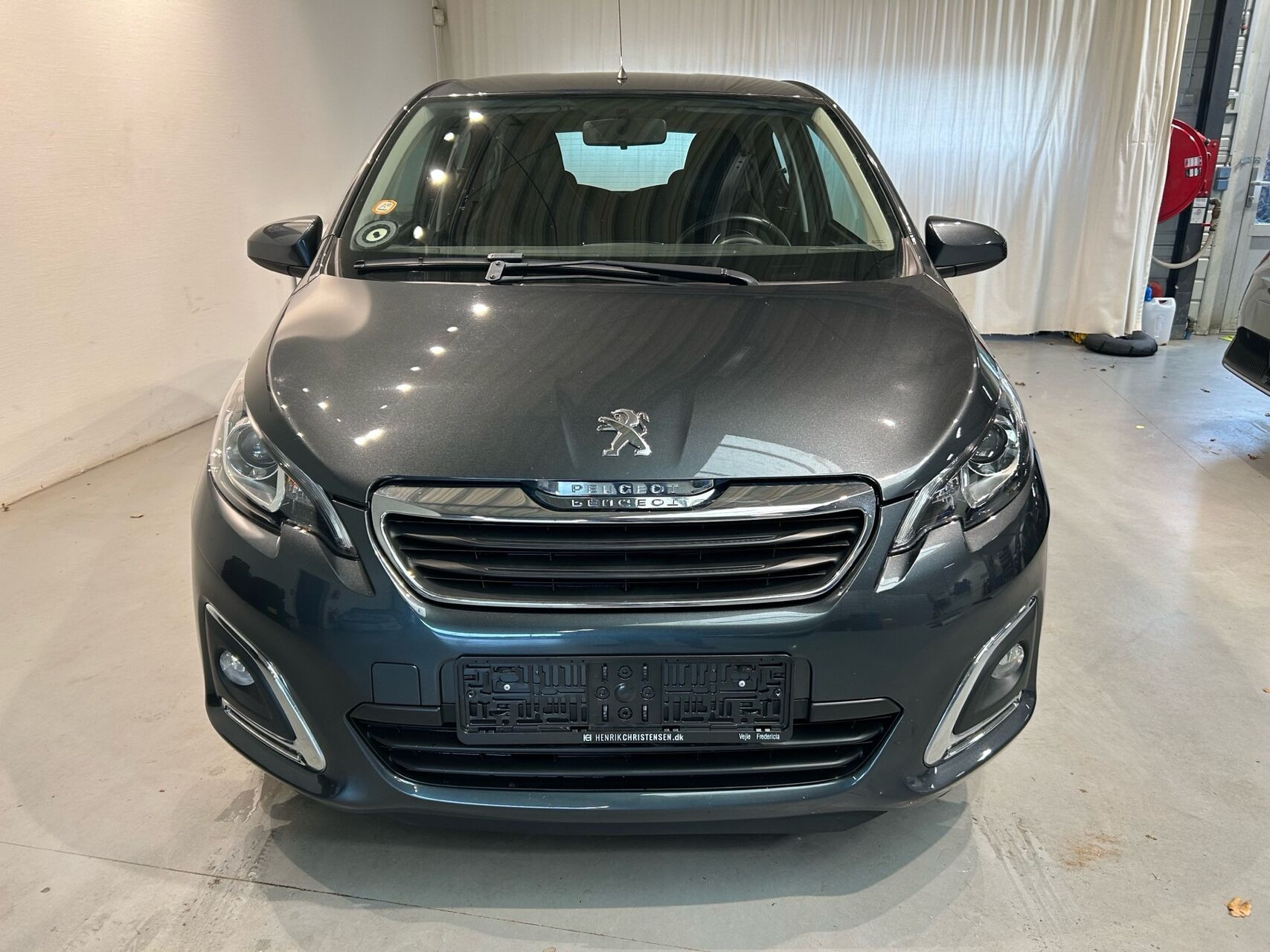 Grå Peugeot 108 fra 2020