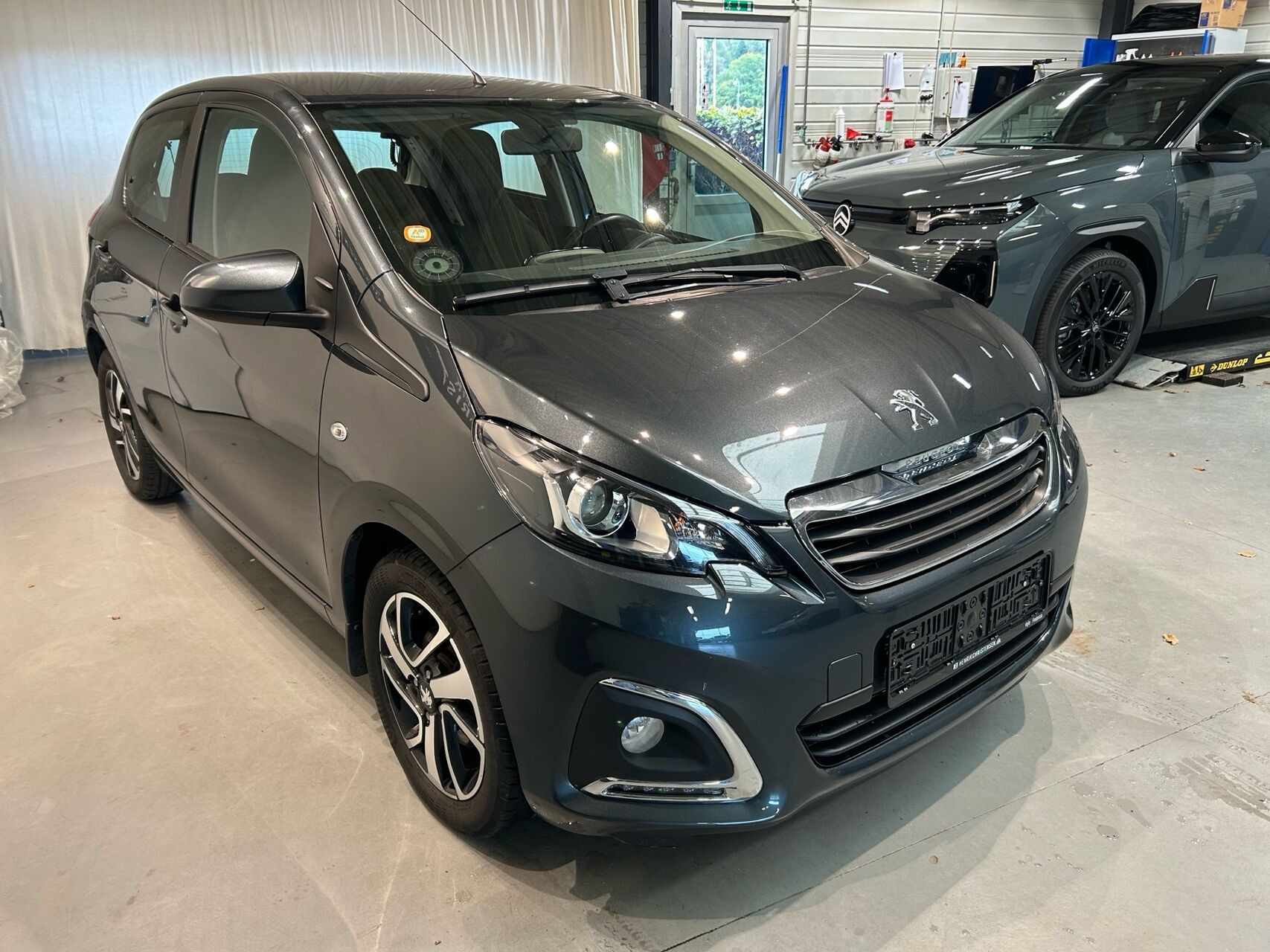Grå Peugeot 108 fra 2020
