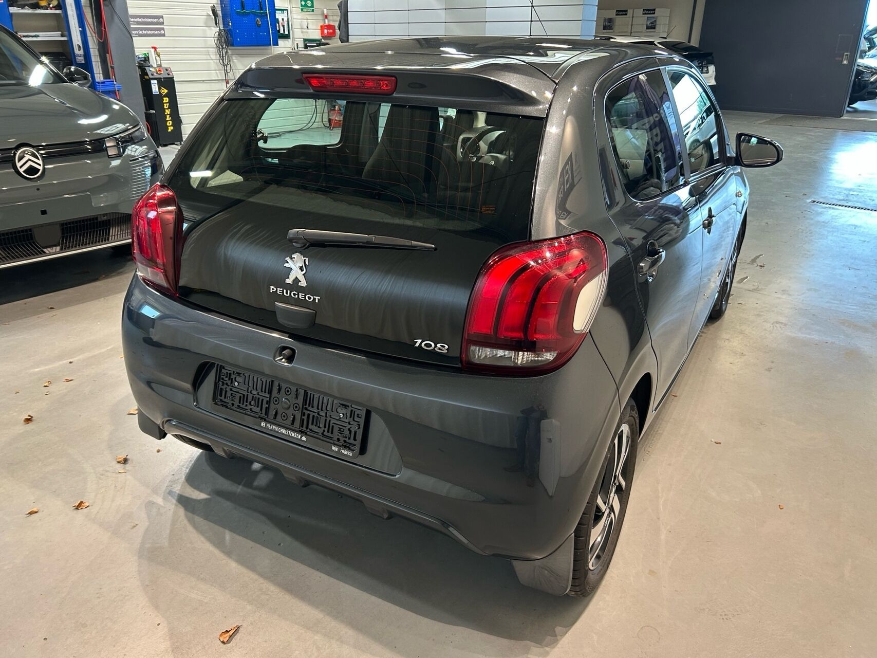 Grå Peugeot 108 fra 2020