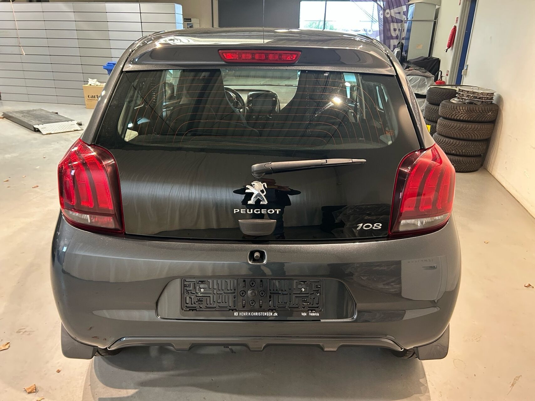 Grå Peugeot 108 fra 2020