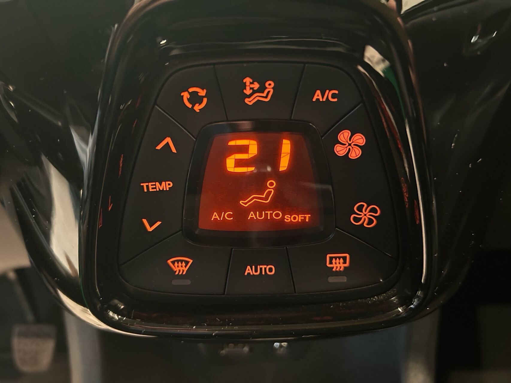 Grå Peugeot 108 fra 2020