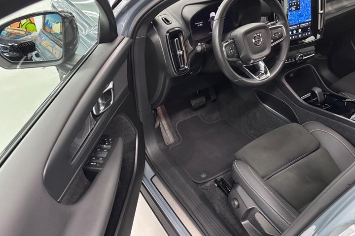 Grå Volvo C40 fra 2022