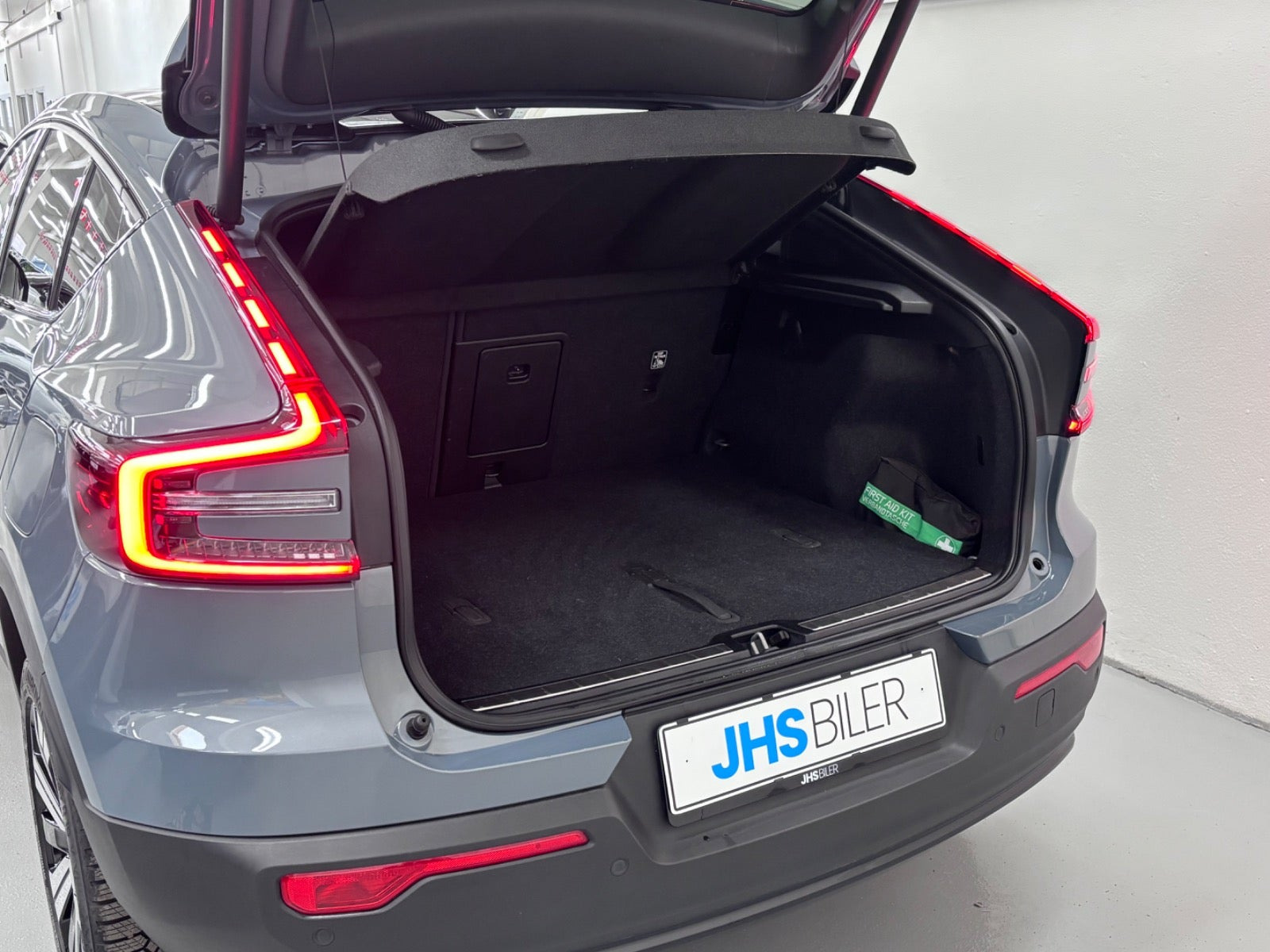 Grå Volvo C40 fra 2022