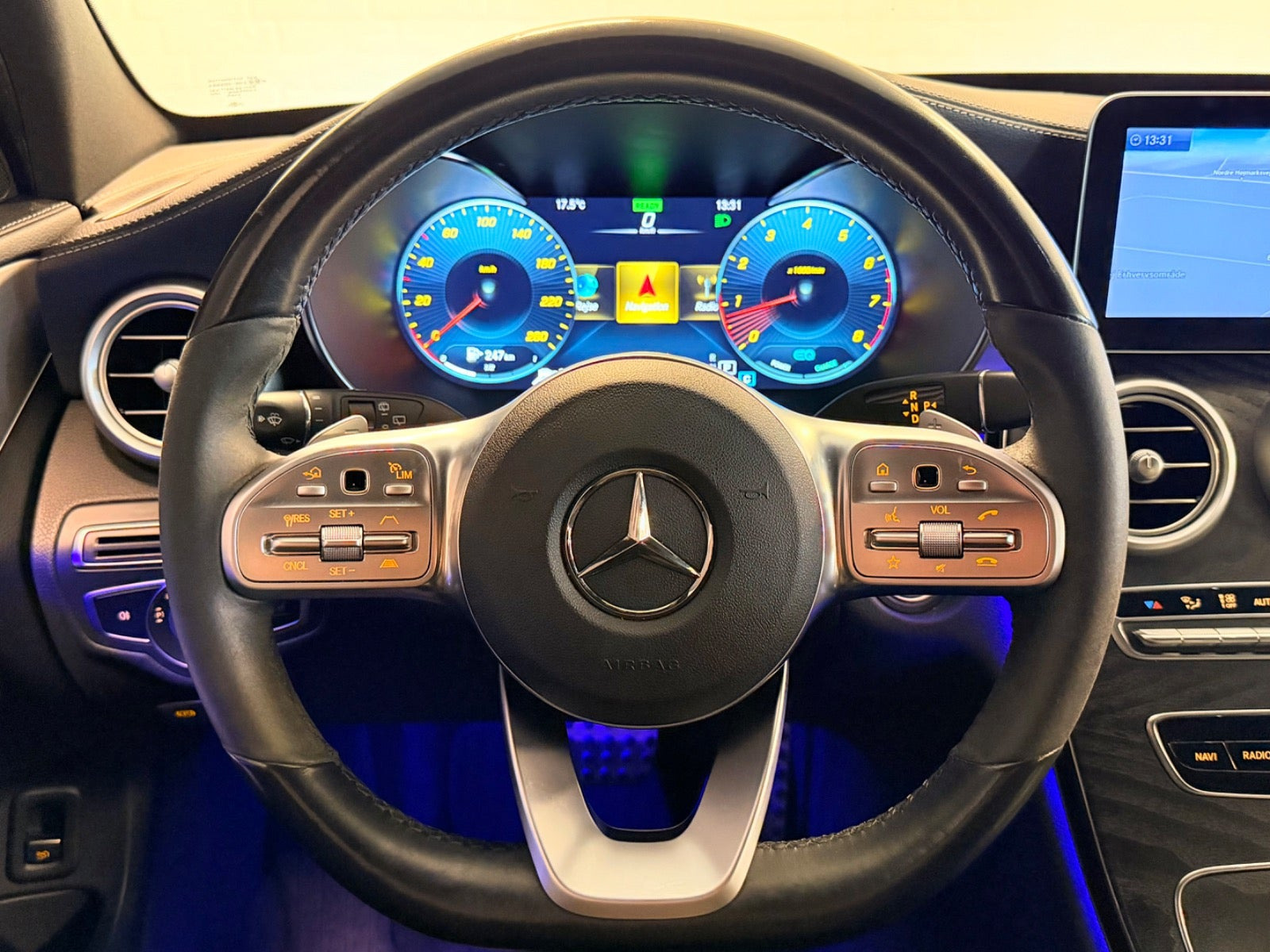 Grå Mercedes C200 fra 2020