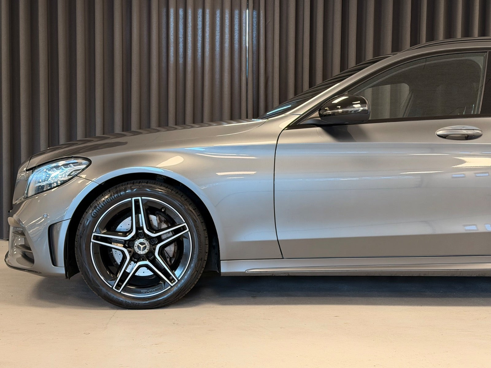 Grå Mercedes C200 fra 2020