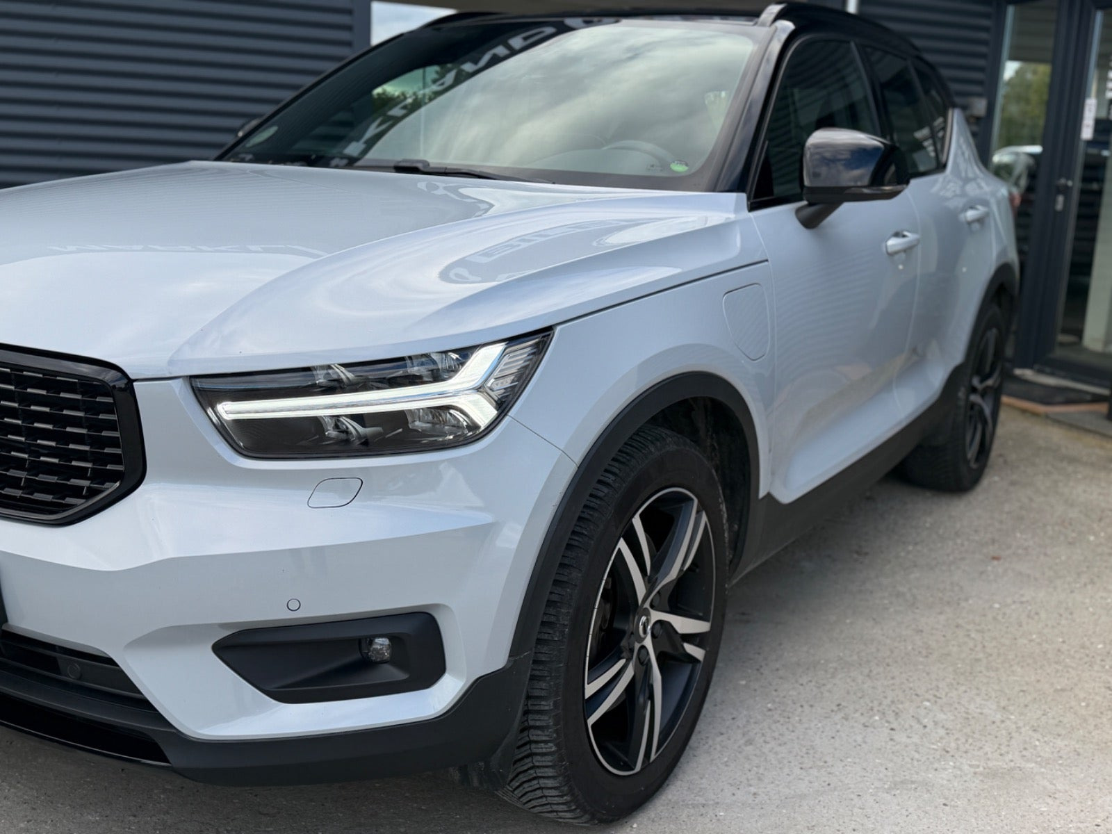 Grå Volvo XC40 fra 2021