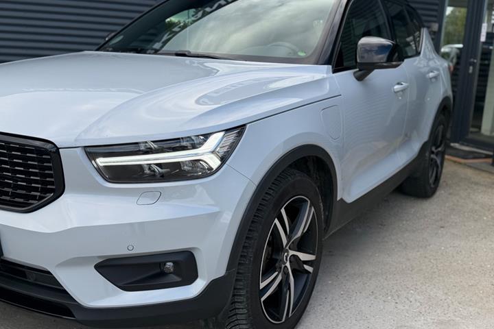 Grå Volvo XC40 fra 2021