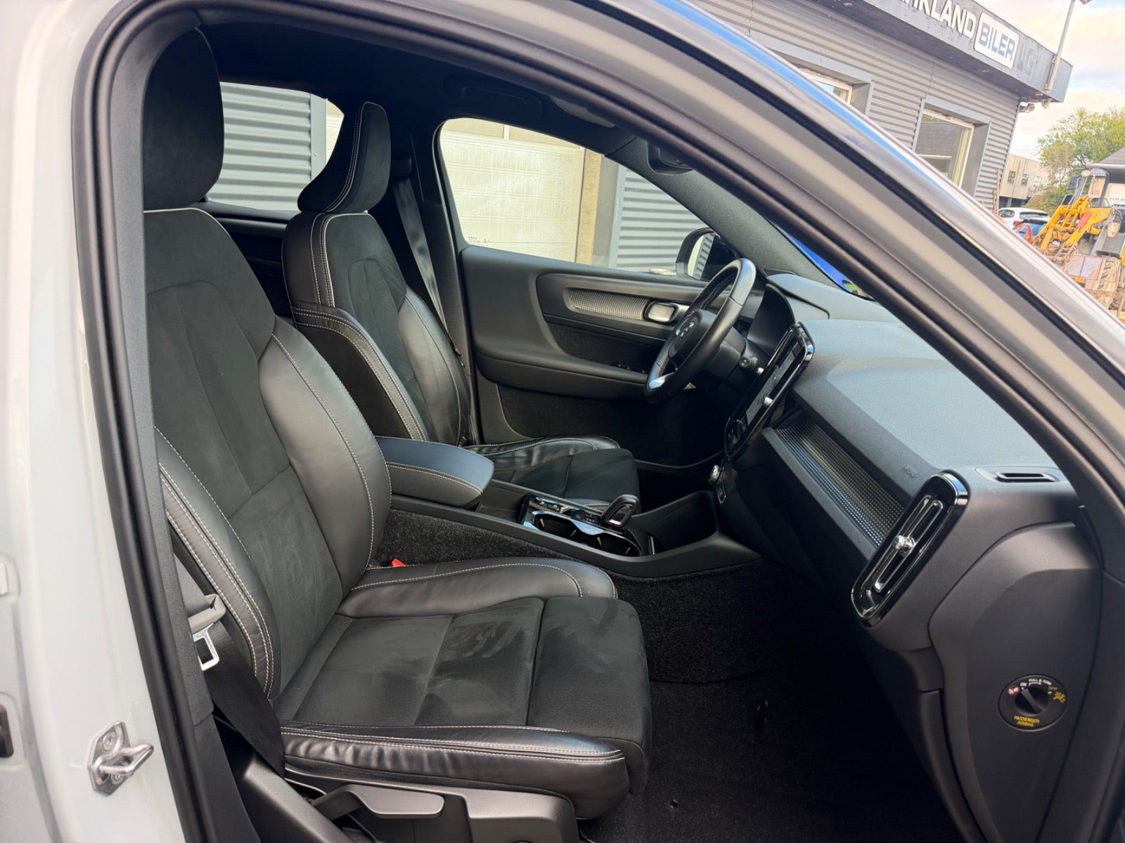 Grå Volvo XC40 fra 2021