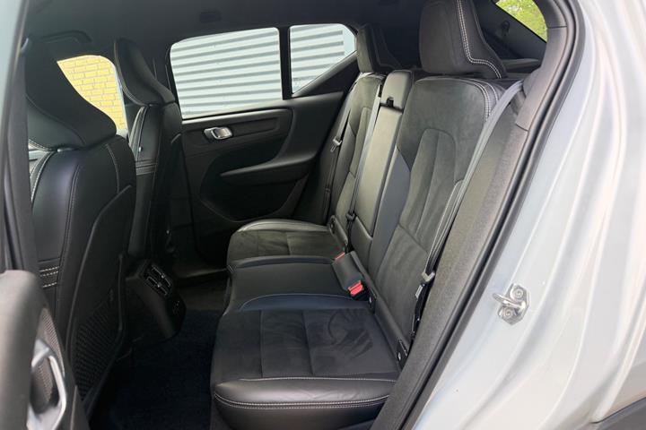Grå Volvo XC40 fra 2021