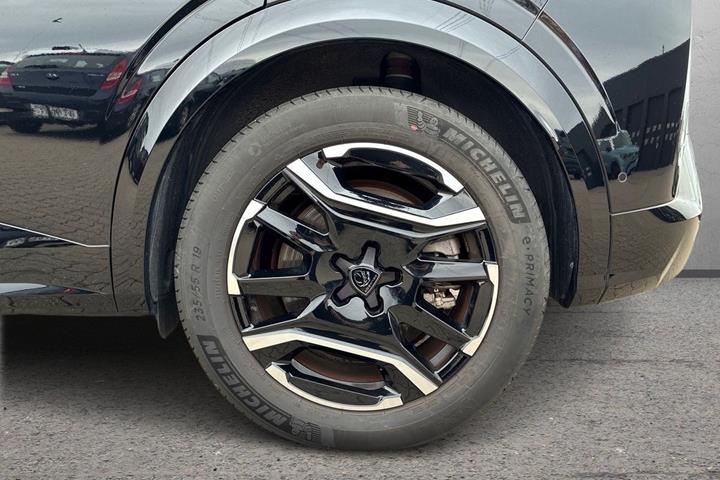 Sort Peugeot e-3008 fra 2025
