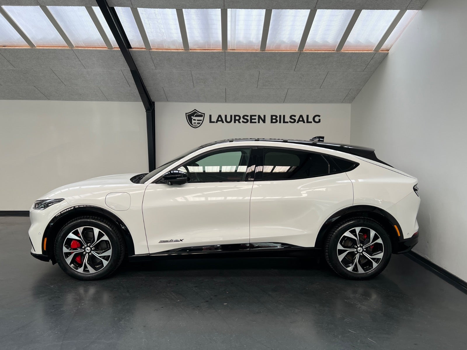 Hvid Ford Mustang Mach-E fra 2022
