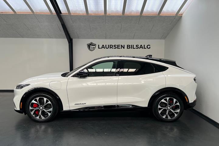 Hvid Ford Mustang Mach-E fra 2022