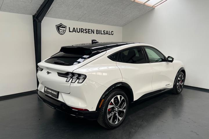 Hvid Ford Mustang Mach-E fra 2022