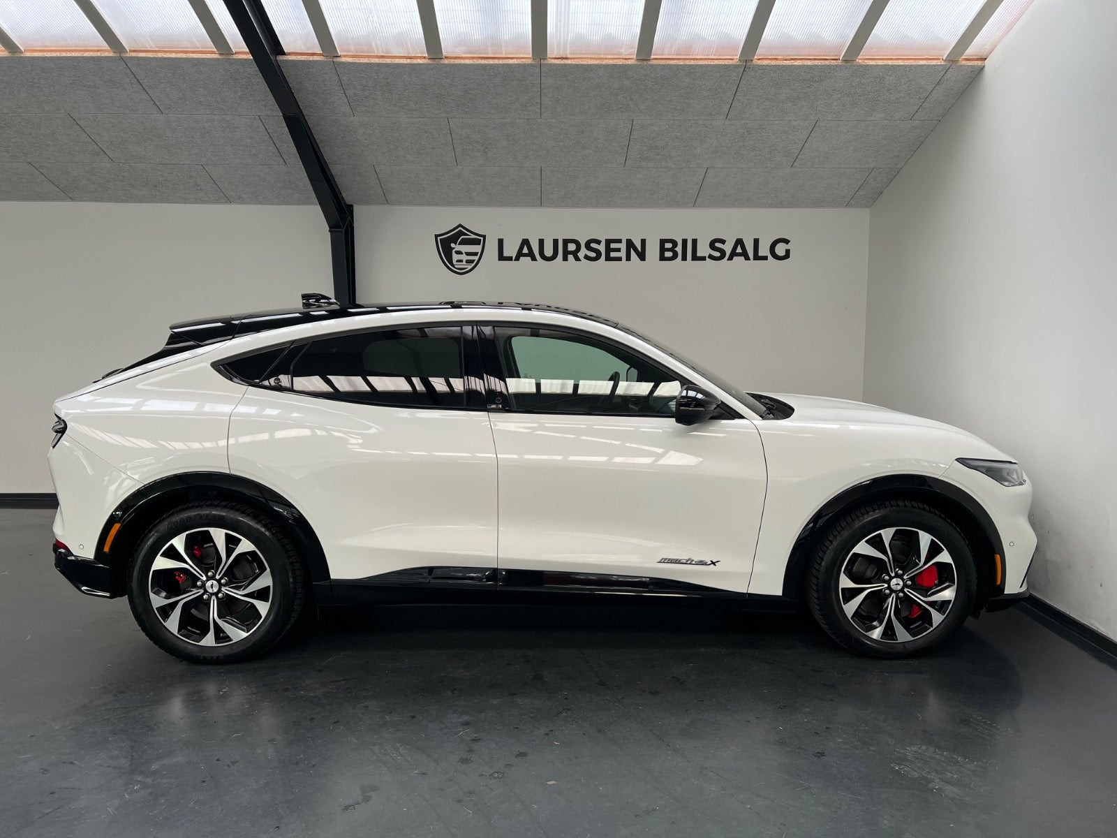 Hvid Ford Mustang Mach-E fra 2022