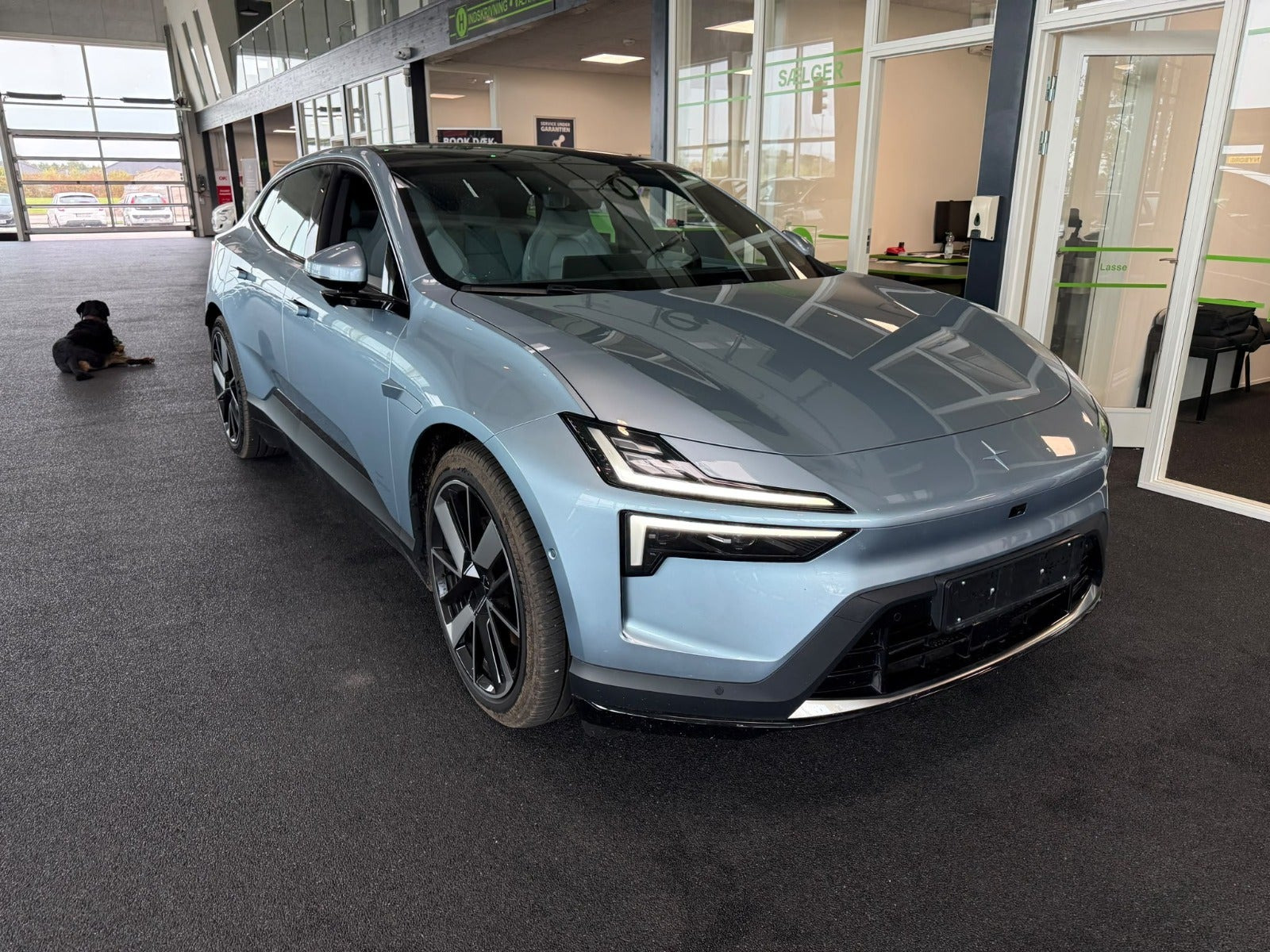 Blå Polestar 4 fra 2026
