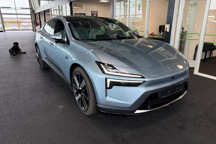 Blå Polestar 4 fra 2026