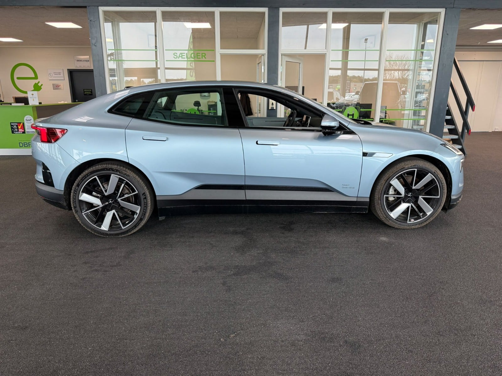 Blå Polestar 4 fra 2026
