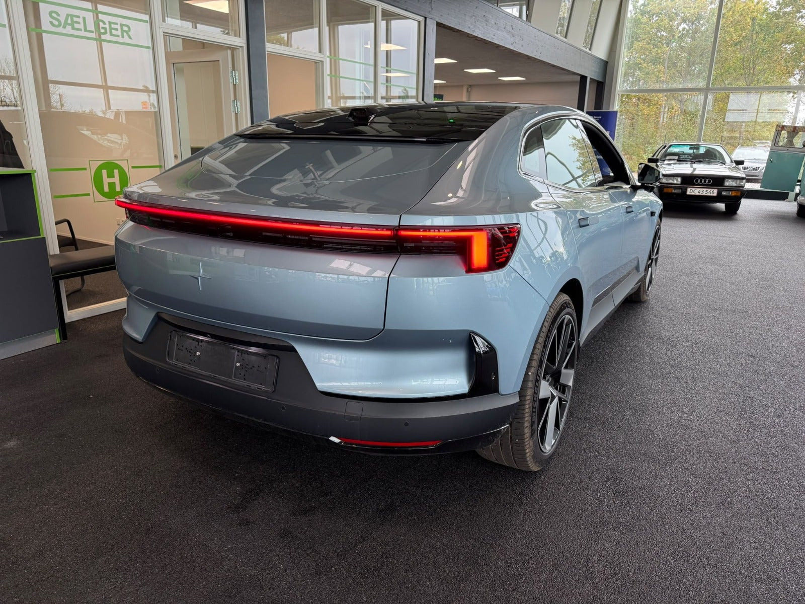Blå Polestar 4 fra 2026