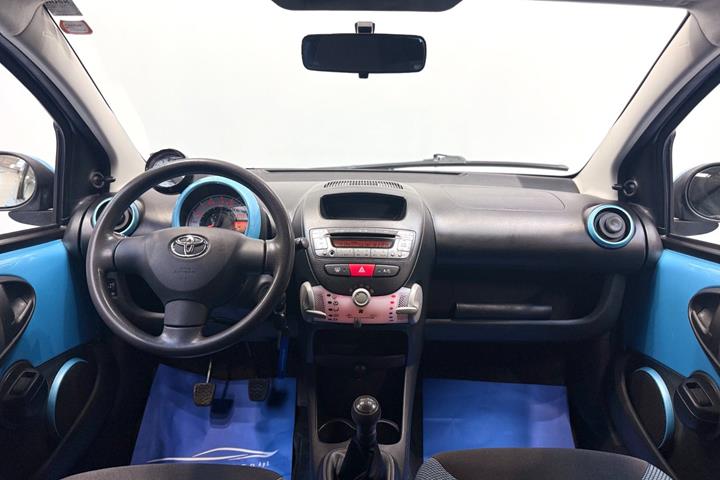 Blå Toyota Aygo fra 2013
