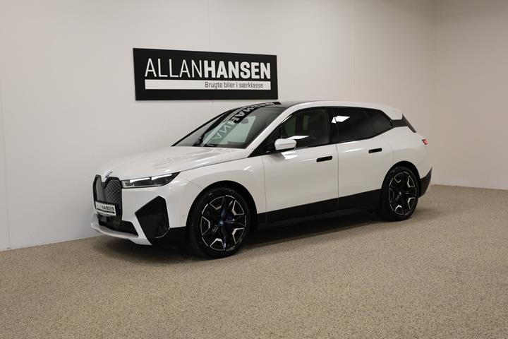 Hvid BMW iX fra 2023 set udefra