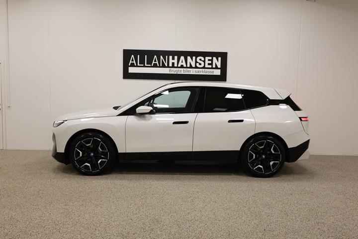 Hvid BMW iX fra 2023