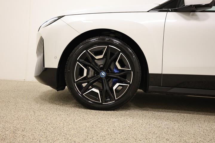 Hvid BMW iX fra 2023